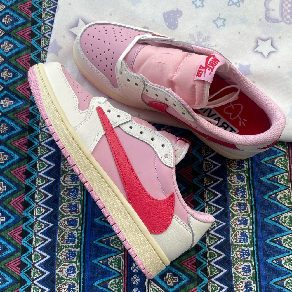 Nike Low-Top Sneakers in Pink, Hot Pink & White